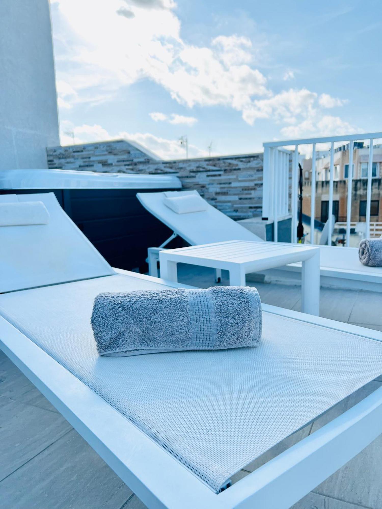 Poseidon Court Penthouse Superior Apartment เซนต์พอลส์เบย์ ภายนอก รูปภาพ